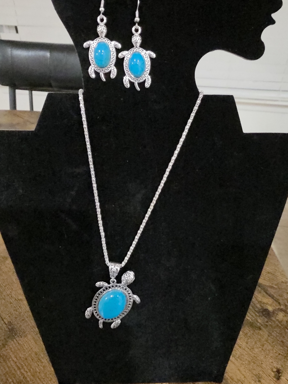 Turquoise Turtle Pendant Necklace and Earrings Set - Silver Tone